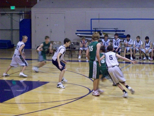 Elliot in position to stop the opponent from driving the lane.