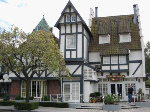 We stayed here at the Wine Valley Inn.  When we checked in, the lady at the desk asked us if we were interested in doing some wine tasting and when we said "no, not really," she pretty much didn't have anything else to suggest doing.  Some people just don't really know how to have fun do they?