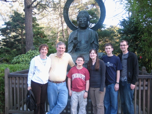 The whole group in front of Buddha...watch for the contrast later in the slide show!