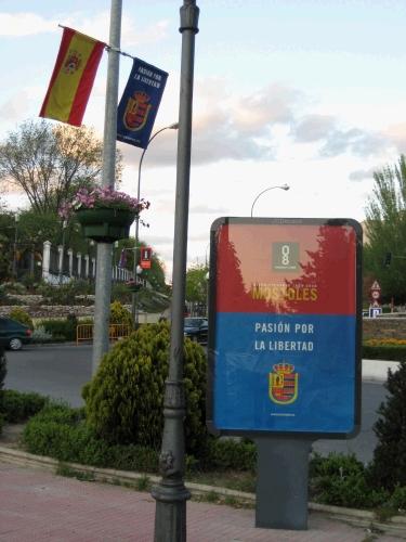 Poster and banners for Dos de Mayo in M�stoles.